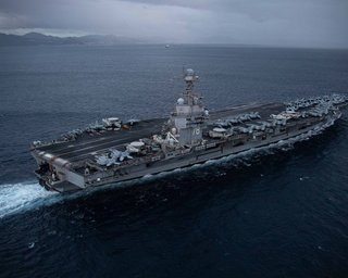 Остались без коек и чистого белья: на борту авианосца США у берегов Ирана вспыхнул пожар