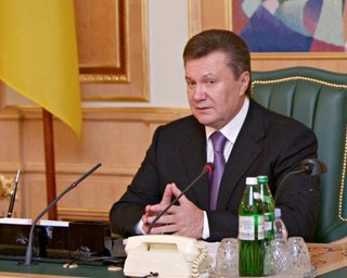 Янукович распорядился отпраздновать 15-летие Конституции