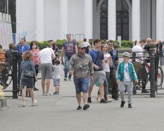 Смягчение карантина: Кабмин разрешил передвигаться по улицам группами до 8 человек