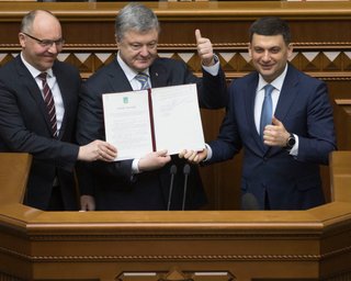 Президент утвердил курс Украины на членство в НАТО и ЕС