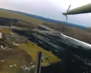 "На глаза навернулись слезы": украинцы с флагами встретили пилота Ми-24 после боевого задания (видео)