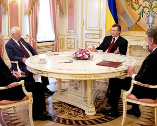Ющенко рассказал, что обсуждает с Януковичем и Кучмой
