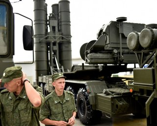 "Стояча техніка збивала все собою": в Маріуполі знову "прилетіло" у частину ППО росіян