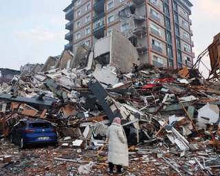 Масштабное землетрясение в Турции: Зеленский подписал указ об оказании помощи