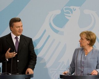 Меркель нравится политика Януковича относительно НАТО