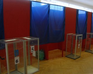 В Луганской области неизвестные разгромили избирательный участок. Милиционер прикрыл бюллетени грудью