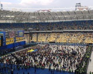 Встреча на стадионе. На "Олимпийском" завершились дебаты Порошенко и Зеленского