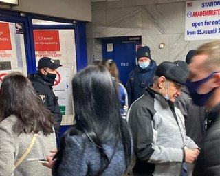 Полиция проверяет спецпропуска на остановках и станциях метро Киева (видео)