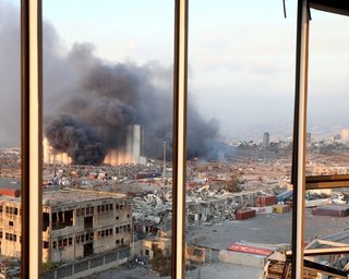 Причиной взрывов в Бейруте стала халатность, - Reuters