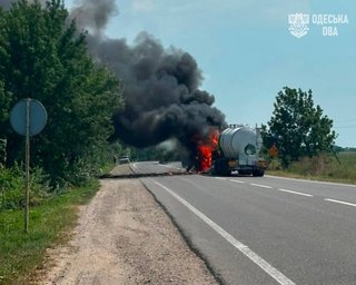 Російський БпЛА поцілив прямо у вантажівку з цистерною на Одещині: є загиблі та поранені (відео)