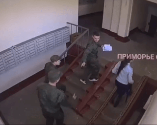 В России военкомы лезут в форточки, чтобы поймать призывников (видео)