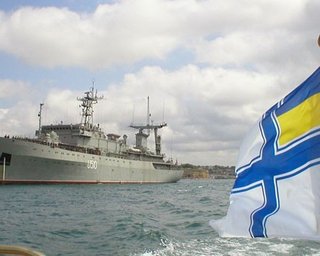 Российские БТРы в Севастополе спокойно уплыли морем