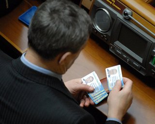 Достигнут компромисс: Карточки отсутствующих депутатов будут изымать