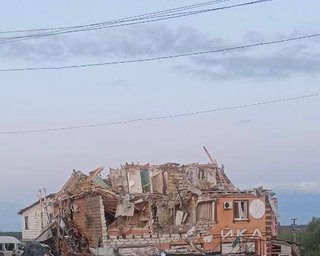 "Под завалами военные": в Рыльске, вероятно, поражен пункт дислокации 40-й бригады морской пехоты РФ (видео)