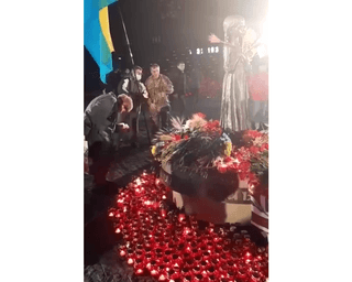 Пожилой киевлянин съел хлеб с мемориала Голодомора во время памятных мероприятий (видео)