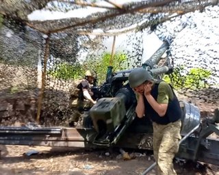 "Разбираем вражеские позиции": бойцы ВСУ рассказали о работе гаубицы FH70 под Бахмутом (видео)
