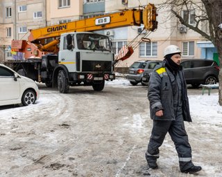 Заряджав Tesla від розетки та "вибив" світло у будинку: у ДТЕК пояснили, чому мережі не витримують