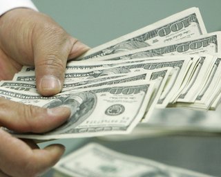 Несколько банков начали продажу долларов на межбанке