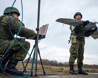 Роздають листівки біля вишів: у РФ студентів агітують керувати БпЛА під виглядом "гри", — ЦПД