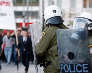 Греческие воспитатели детских садов подрались с полицией 