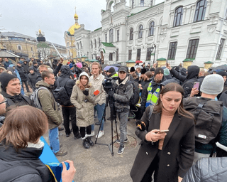 Служба на вулиці, чай і цукерки: протестувальники біля Лаври вимагають виселити УПЦ МП (відео)