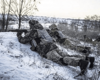 "Переходять з рук в руки": у ЗСУ розповіли про бої на позиціях в районі Бахмута (відео)