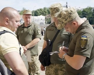 "Ловят всех подряд": один работник ТЦК должен поймать 12 человек за день, – нардеп (видео)