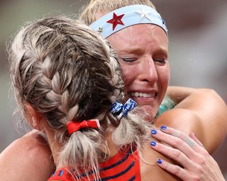До слез: фаворитка Олимпиады в прыжках с шестом сломала шест и не вышла в финал