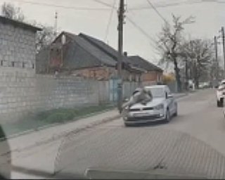 Провіз на капоті авто: у Кропивницькому водій збив військового ТЦК під час перевірки (відео)
