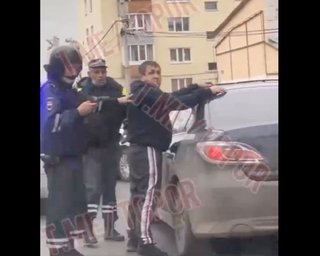 "Странный и в балаклаве": полицейские допросили таксиста, подвозившего "пермского стрелка" (видео)