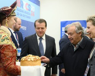 Проігнорував Саміт миру, але поїхав до Путіна: Гутерреша в РФ зустріли з короваєм (фото)