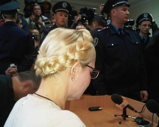 В зале суда вместо Тимошенко поставили телевизор в стеклянной клетке
