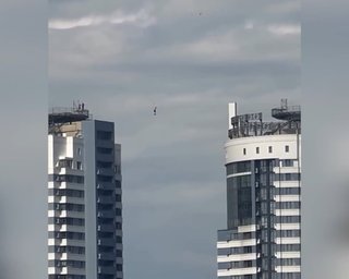В Киеве мужчина прошел по канату между 30-этажками во время тревоги: кто это был (видео)