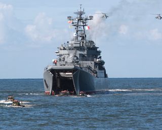 Міг перевозити 480 тонн вантажу: що відомо про ВДК "Мінськ", який атакували в Севастополі