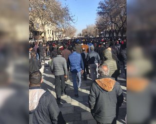 Протести в Ірані поширилися на нові райони: жорстокі сутички, рейди по лікарнях, стрілянина (відео)
