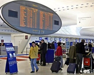 Снегопады в Европе: 6 тыс человек провели ночь в аэропорту Парижа