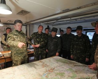 Порошенко поручил прекратить бои вокруг останков Боинга
