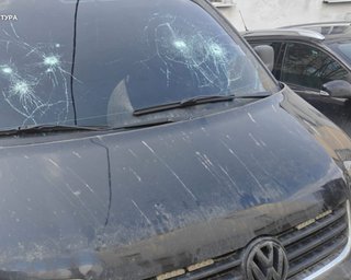 У Львові жінка з пістолетом напала на автомобіль ТЦК (фото)