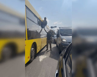 Застрял наполовину: в Киеве мужчина хотел сбежать от ТЦК через окно автобуса, — соцсети (видео)