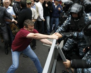 В милиции заявили, что драку под Украинским домом спровоцировали народные депутаты
