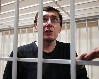 Луценко о судебном процессе: Или догнивать мне в тюрьме, или лечиться на свободе