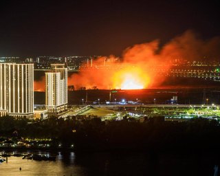Густой дым поднимается над городом: в российском Ростове прогремели взрывы и разгорелся масштабный пожар (видео)
