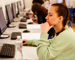 Ежемесячно по 10 тысяч гривен: кому будут выплачивать новую "стипендию за НМТ"