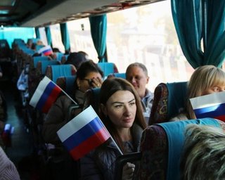 Жителям Донбасса за голосование на выборах в Госдуму выдают воду, яблоко и "Сникерс" - СМИ