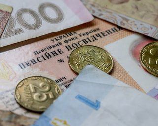 Пенсионное удостоверение одно, а пенсии разные: кто в Украине получает почти 250 тыс. грн в месяц