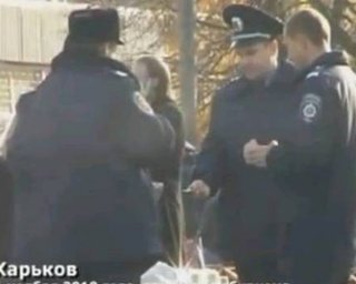 Милиционера, игравшего в карты на мешках с бюллетенями, уволили