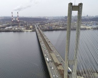 Зруйноване полотно й стирчить арматура: Кличко показав пошкодження Південного мосту (фото)