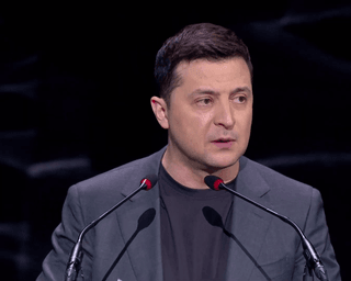 Зеленский пообещал пенсионерам бесплатные смартфоны с выгодными тарифами (видео)