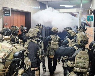 Воєнний стан у Південній Кореї: парламент скасував правовий режим, силовики покидають будівлю (відео)