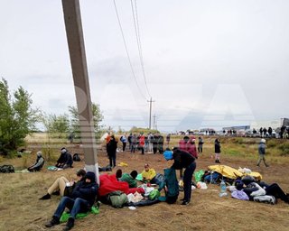 Хижины, костры и еда в казанах: беженцы из РФ разбили лагерь на границе с Казахстаном (видео)